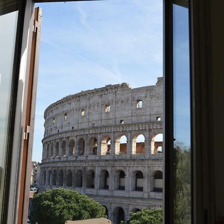Jacuzzi In Front Of The Colosseum 로마 외부 사진