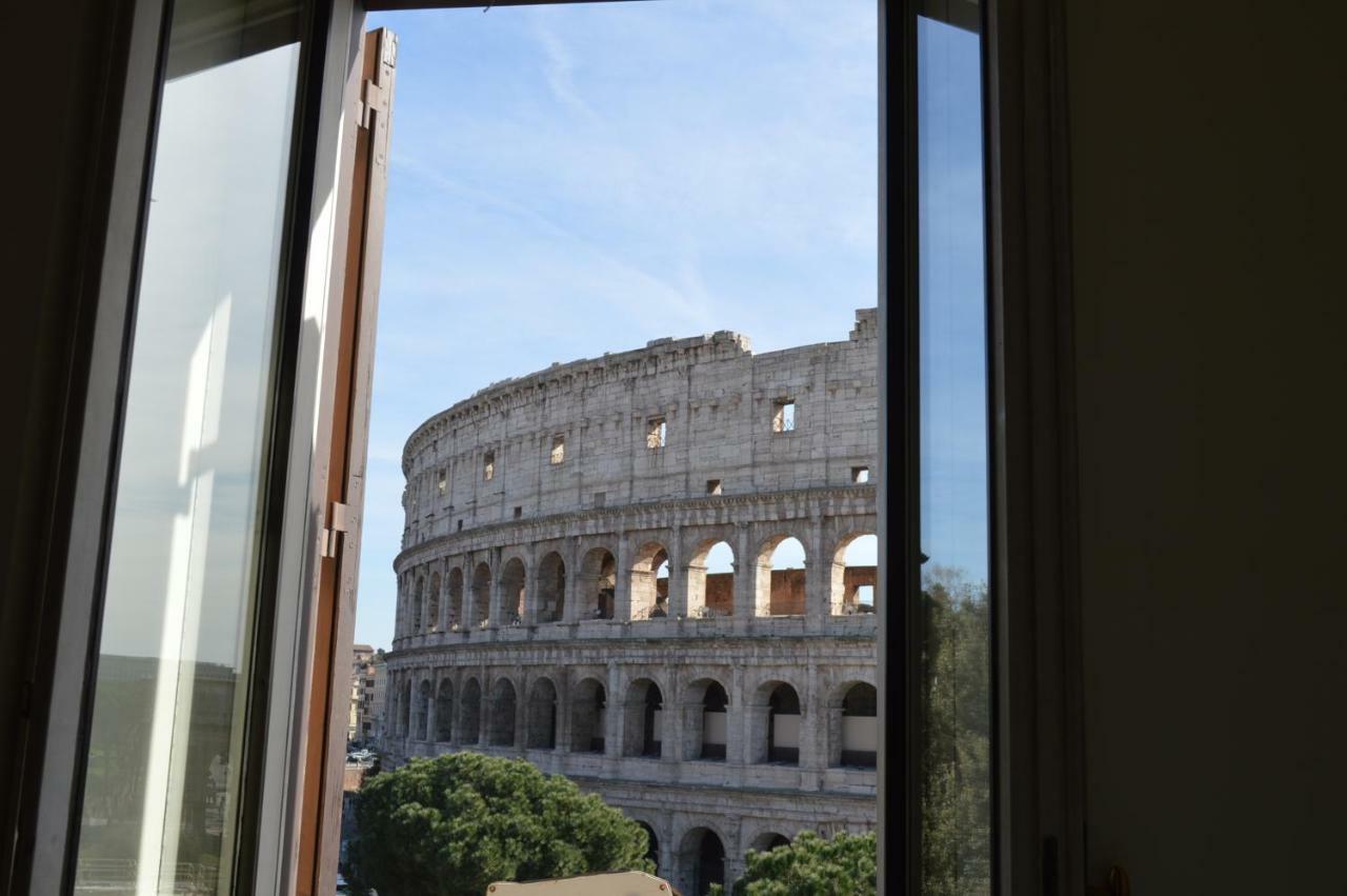 Jacuzzi In Front Of The Colosseum 로마 외부 사진