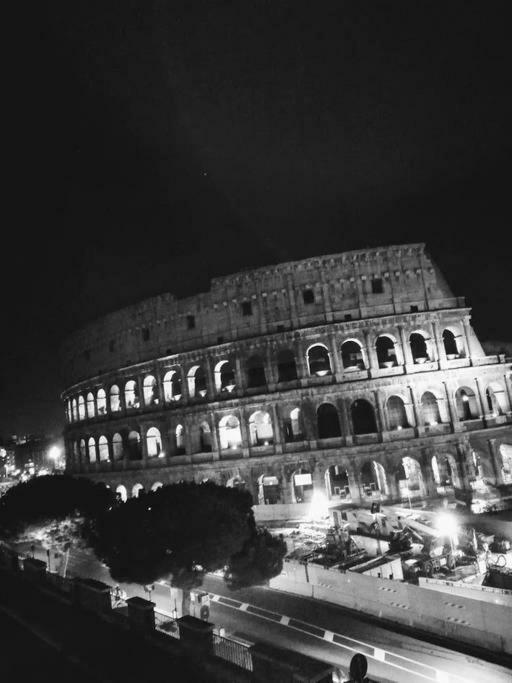 Jacuzzi In Front Of The Colosseum 로마 외부 사진