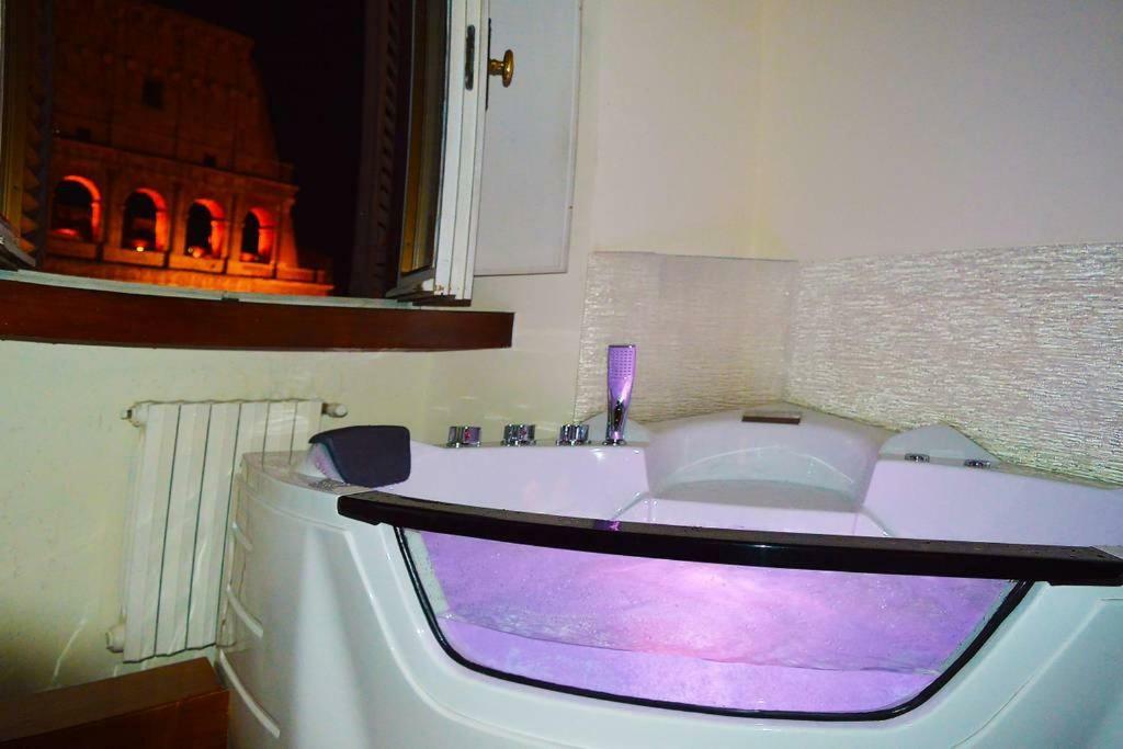 Jacuzzi In Front Of The Colosseum 로마 외부 사진