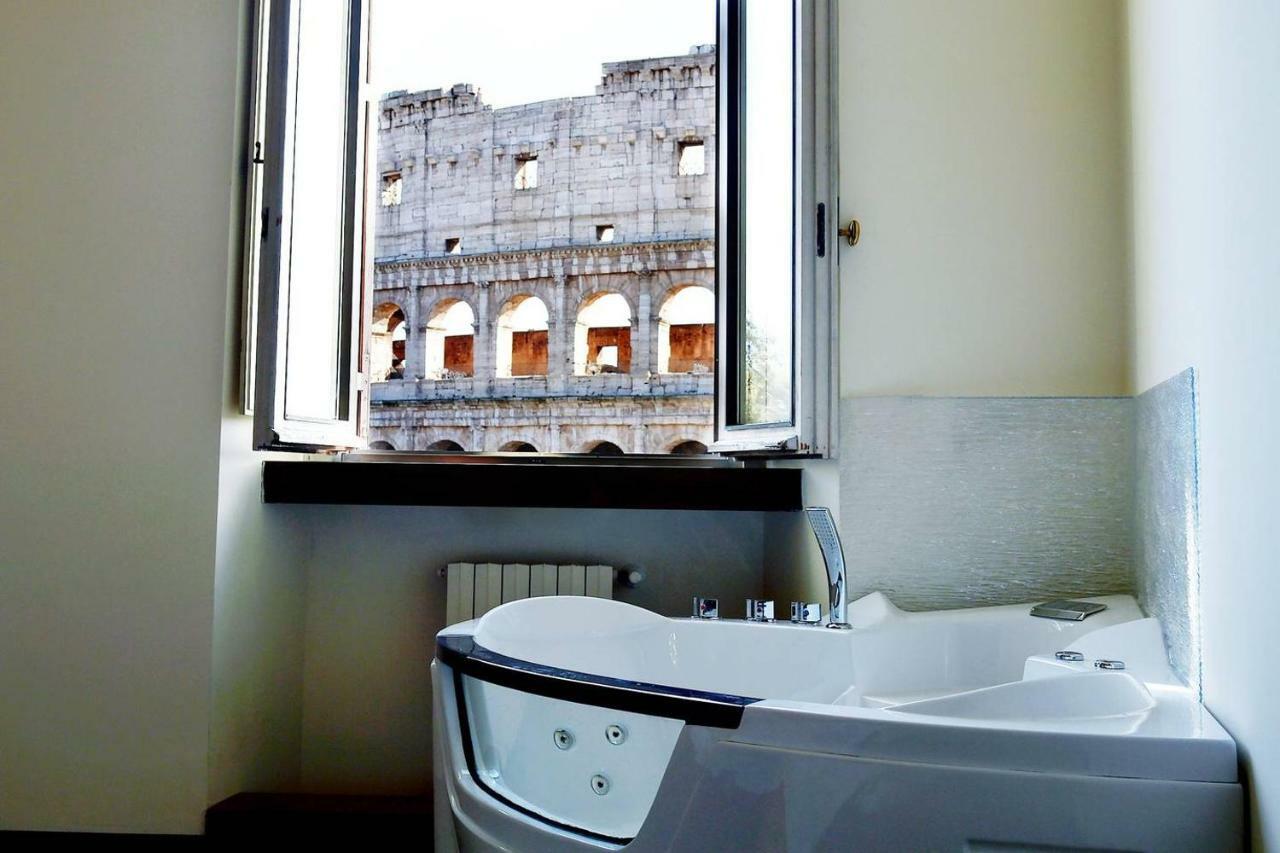 Jacuzzi In Front Of The Colosseum 로마 외부 사진