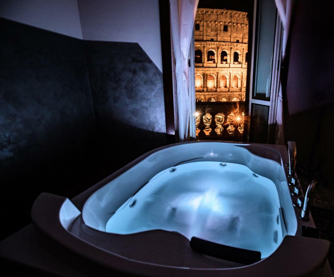 Jacuzzi In Front Of The Colosseum 로마 외부 사진