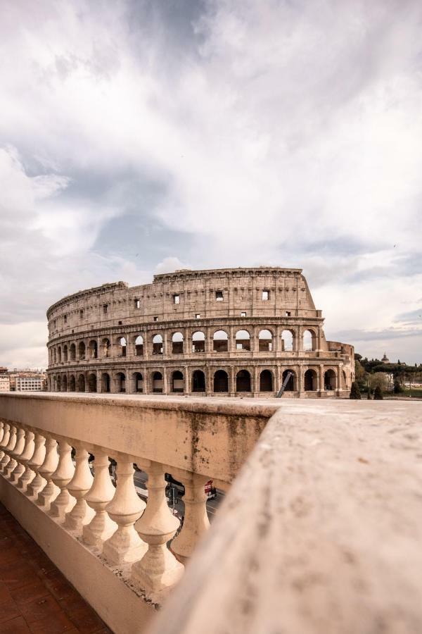Jacuzzi In Front Of The Colosseum 로마 외부 사진